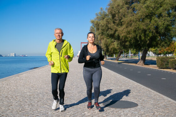 Pessoas que caminham mais rápido tendem a apresentar melhor desempenho cognitivo e maior expectativa de vida