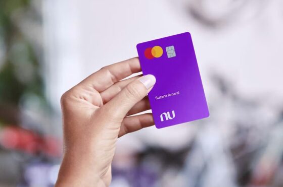 NUBANK NOS ESTADOS UNIDOS: NUBANK VAI APOSTAR EM EXPANSÃO NO MERCADO BANCÁRIO MAIS COMPETITIVO DO MUNDO 1 Com 115 milhões de clientes no Brasil, o Nubank chega à nova etapa como uma das maiores fintechs das Américas.
