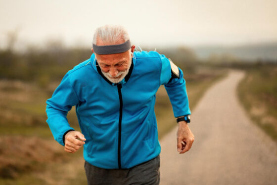 Medir a velocidade da caminhada pode se tornar um exame clínico simples para identificar riscos futuros à saúde