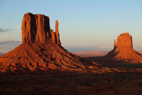 MONUMENT VALLEY: CINEMA, CULTURA NAVAJO E UMA BELEZA SELVAGEM NO OESTE AMERICANO 4 O pôr do sol transforma as rochas em um espetáculo de cores, atraindo fotógrafos do mundo inteiro.