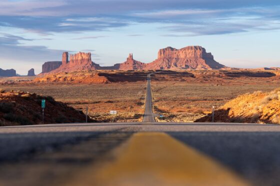 MONUMENT VALLEY: CINEMA, CULTURA NAVAJO E UMA BELEZA SELVAGEM NO OESTE AMERICANO 1 Monument Valley é um dos cenários naturais mais icônicos do Velho Oeste americano.