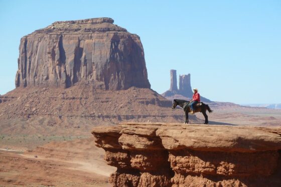 MONUMENT VALLEY: CINEMA, CULTURA NAVAJO E UMA BELEZA SELVAGEM NO OESTE AMERICANO 2 As gigantescas formações de arenito vermelho foram eternizadas por Hollywood em filmes de faroeste.