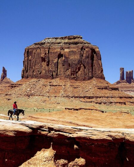MONUMENT VALLEY: CINEMA, CULTURA NAVAJO E UMA BELEZA SELVAGEM NO OESTE AMERICANO 3 Monument Valley é um destino marcante para incluir em uma road trip pelo Southwest dos Estados Unidos.