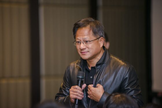 QUEM SÃO OS IMIGRANTES MAIS RICOS DOS ESTADOS UNIDOS EM 2026? VEJA LISTA 3 Jensen Huang, nascido em Taiwan, é cofundador da Nvidia e possui patrimônio estimado em US$ 176 bilhões