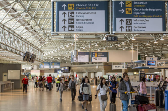 Aeroporto do Galeão fica distante da Zona Sul e exige integração entre diferentes meios de transporte.