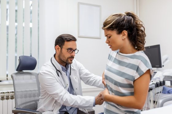 O câncer de pâncreas costuma ser diagnosticado em estágios avançados devido à ausência de sintomas específicos no início.