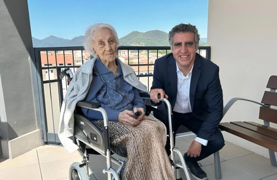O QUE A MULHER QUE VIVEU 117 ANOS REVELOU À MEDICINA SOBRE LONGEVIDADE 1 Maria Branyas com o Dr. Manel Esteller. Foto: Josep Carreras, do Leukaemia Research Institute