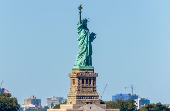 PUBLIC CHARGE: NOVA REGRA NOS EUA PODE AFETAR QUEM BUSCA O GREEN CARD 3 O recebimento de benefícios como Medicaid/Medi-Cal, SNAP/CalFresh e CHIP não significa automaticamente a negativa do green card