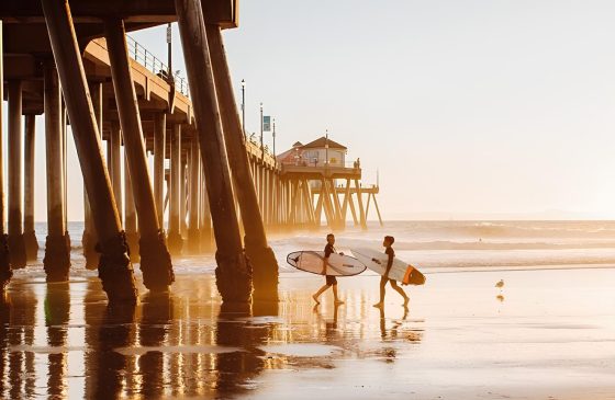 Huntington Beach, conhecida como Surf City USA, une surf, turismo e uma forte cultura ligada ao esporte. Foto/Crédito: Surf City USA