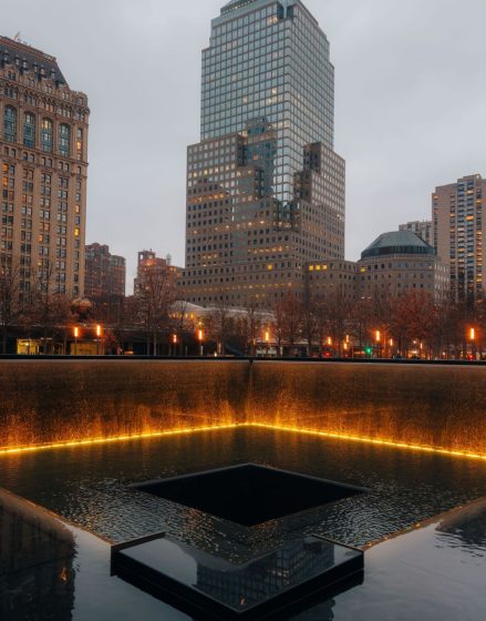 O 9/11 Memorial & Museum é um espaço dedicado à memória das vítimas dos ataques de 11 de setembro