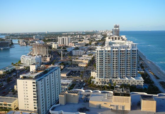 CARNEGIE MELLON MIAMI: PROJETO ENVOLVE DOAÇÃO BILIONÁRIA E NOVA VISÃO EM EDUCAÇÃO 3 Miami tem o bilionário Ken Griffin como residente desde 2021, além de outros nomes bilionários, como Jeff Bezos, fundador da Amazon, e Larry Page, cofundador do Google.