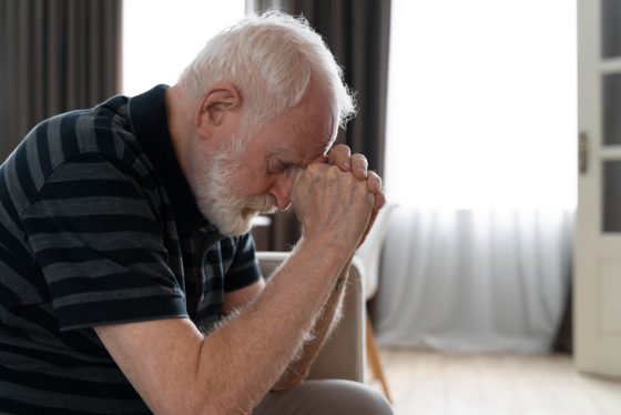 O gene APOE4 pode danificar os vasos sanguíneos do cérebro e favorecer processos associados à doença de Alzheimer.