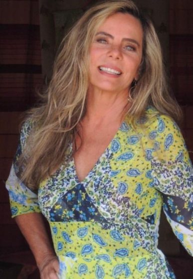 Bruna Lombardi combina beleza, talento e criatividade em uma trajetória que une atuação, literatura e uma vida entre o Brasil e a Califórnia.