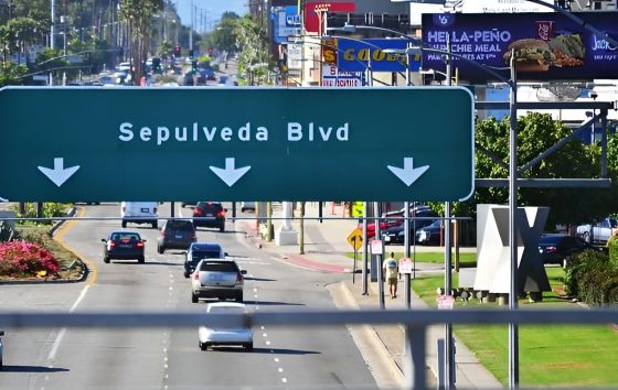 Tráfego na Sepulveda Blvd., que liga o Aeroporto LAX às regiões sul e norte da cidade de Los Angeles.