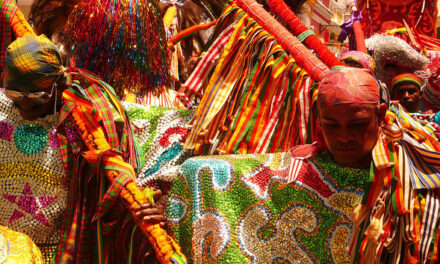 Maracatu: Espetáculo de Cores e Brilho