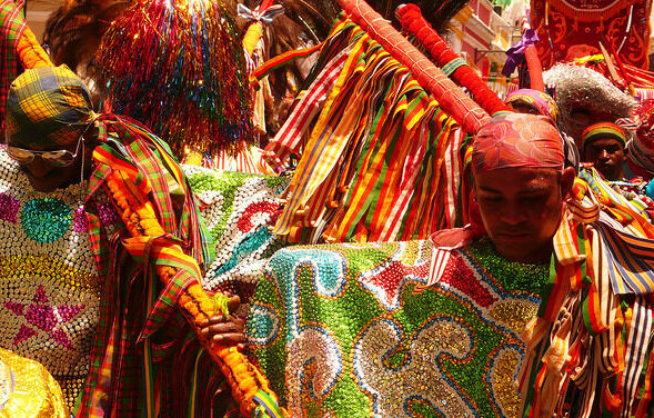 Maracatu: Espetáculo de Cores e Brilho