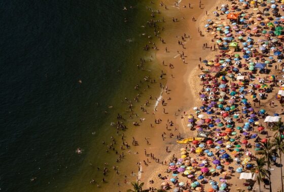 Os brasileiros têm mania de praia e elas sempre estão lotadas nos finais de semana