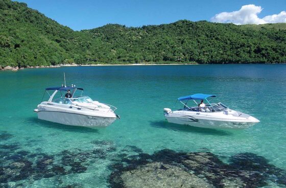 Passeios de barco em Búzios, uma maneira tranquila de explorar as belezas naturais e as praias isoladas da região