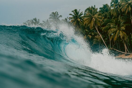 vista interna da enorme onda quebrando do mar nas ilhas mentawai indonesia