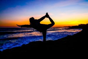 A yogaterapia tornou o yoga acessível para idosos e pessoas em recuperação