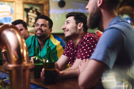 focado assistindo jogo de futebol no bar 329181 18310