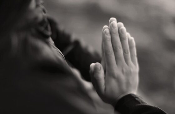 Fé brasileira morando no exterior: Espiritualidade, Saudade e a Busca por Pertencimento 2 Saudade é o sentimento que atravessa o corpo e a memória, ligando o que ficou para trás ao que ainda sustenta a identidade.