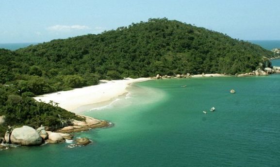 A “Ilha da Magia” Atrai Brasileiros, Gringos e Hermanos