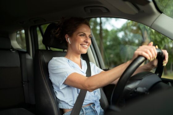 mulher viajando com o carro