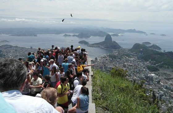 tourists 186489 960 720 e1750124073888