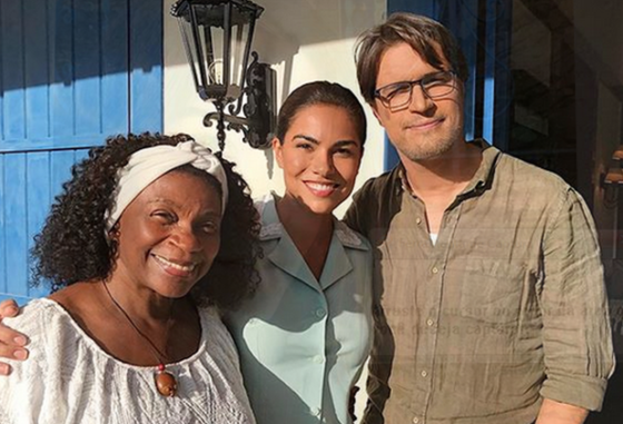 ATRIZ BRASILEIRA FERNANDA DINIZ GANHA NOVOS HORIZONTES COM CARREIRA EM HOLLYWOOD 2 fernanda com zeze motta e o portugues diogo morgado em ouro verde foto reproducao instagram e1715216704510