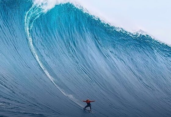 Image Business Brazilian Surfer Rodrigo Resende Riding a Big Wave e1724976781705