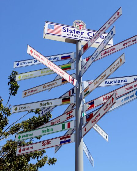 Sign indicating the sister cities of Los Angeles near the city center. SEO Facts no final