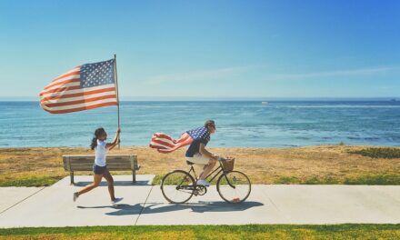 WHAT ARE THE BENEFITS OF BECOMING AN AMERICAN CITIZEN?