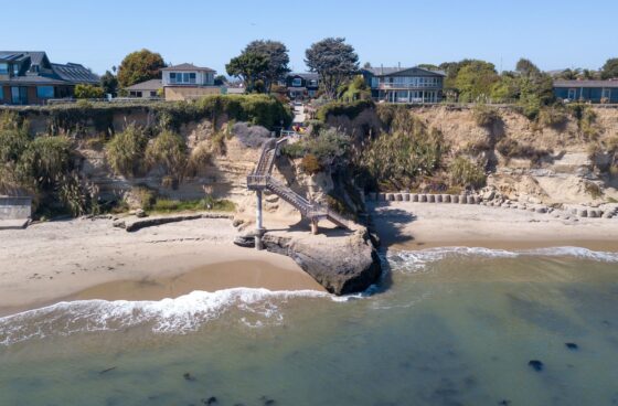PRAIAS PRIVADAS NA CALIFÓRNIA? ENTENDA A DISPUTA JUDICIAL ENTRE MILIONÁRIOS E O ACESSO PÚBLICO 1 Foto aérea da Privates Beach, em Santa Cruz, Califórnia - Foto: Josh Edelson/AFP