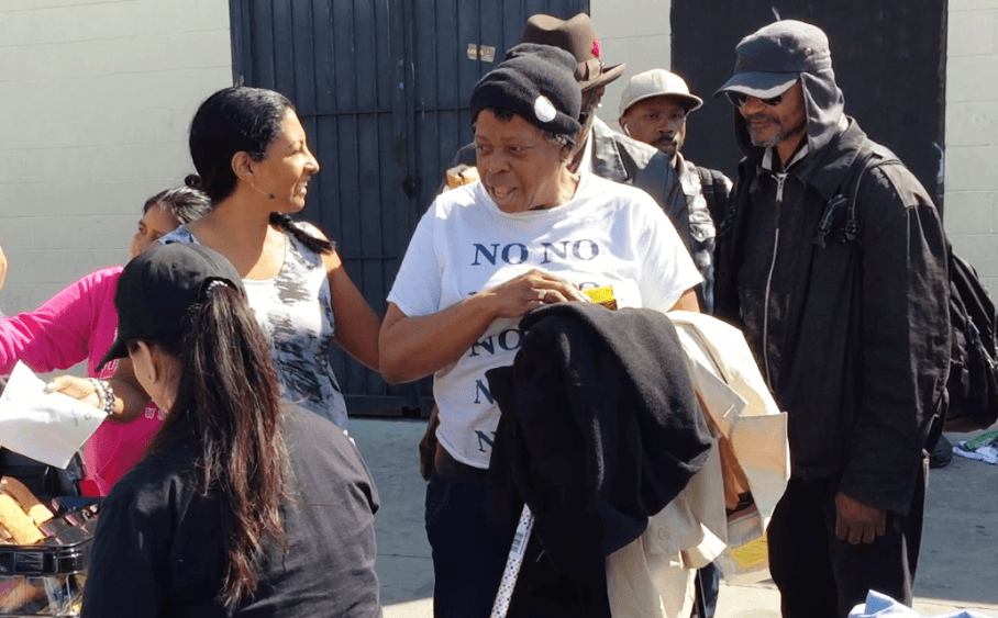 O PROBLEMA DOS MORADORES DE RUA DE LOS ANGELES E A SOLIDARIEDADE DE UM GRUPO DE APOIO DE BRASILEIROS