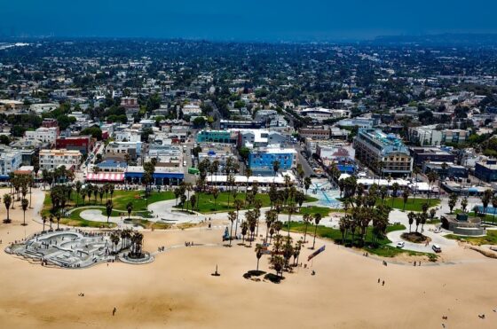 Nova York ou Los Angeles: Qual Cidade é Melhor Para Visitar ou Morar nos Estados Unidos? 2 Nova York abriga aproximadamente 20 milhões de pessoas, com grande diversidade étnica e cultural