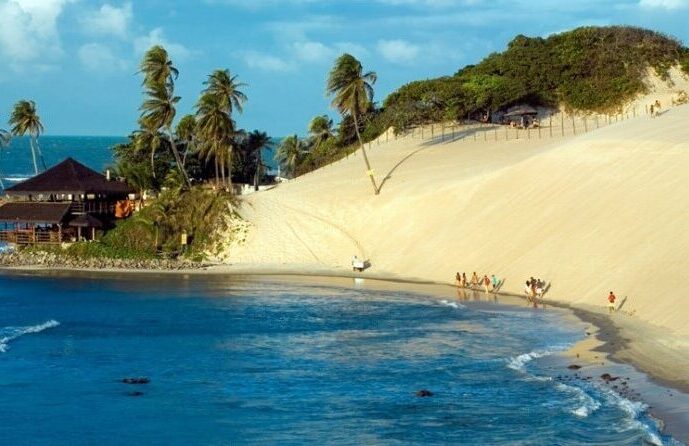Praia da Pipa: Vida Noturna Agitada sem Perder os Encantos Naturais