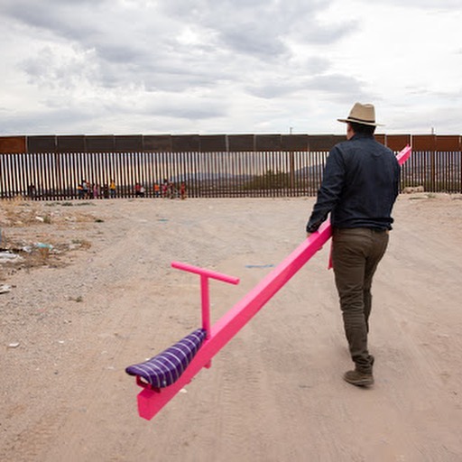 Arquiteto Instala Gangorras na Fronteira EUA-México para Unir Pessoas