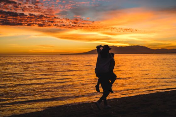 casal praia amor