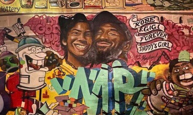 UM MURAL QUE RETRATA O FAMOSO PAI KOBE E SUA FILHA AMANTE DO BASQUETE