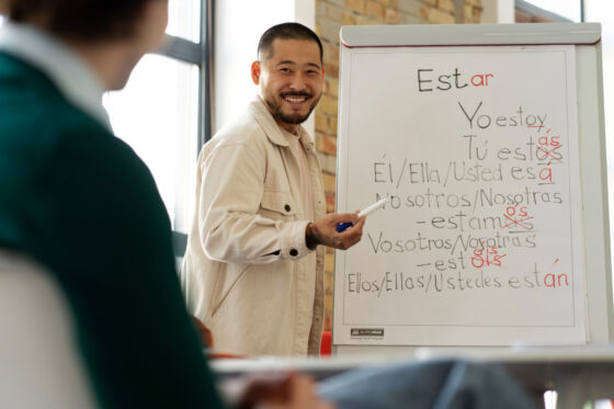 PORTUGUESE VS. SPANISH: SO SIMILAR WHEN SPOKEN, SO DIFFERENT WHEN WRITTEN – THE 2025-2026 GUIDE FOR BILINGUALS AND LATINOS IN THE U.S. 2 Spanish maintains a simple, open vowel system, making pronunciation more predictable.