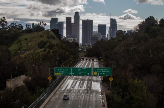 Condado de L.A Declara Toque de Recolher durante pandemia de Covid-19 1 los angeles vazia e1750894644523