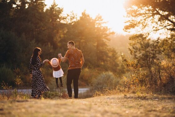 familia com sua filha pequena em um campo de outono 1303 17368