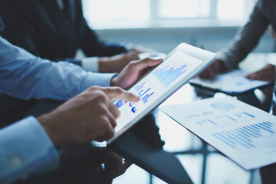 ESTÁ NA HORA DE RECUAR OU INVESTIR COM MEUS GASTOS EM MARKETING? 2 Consultores especializados podem ajudar seu negócio a crescer, oferecendo soluções personalizadas de marketing