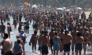 praias do litoral paulista ficam lotadas em final de semana de calor