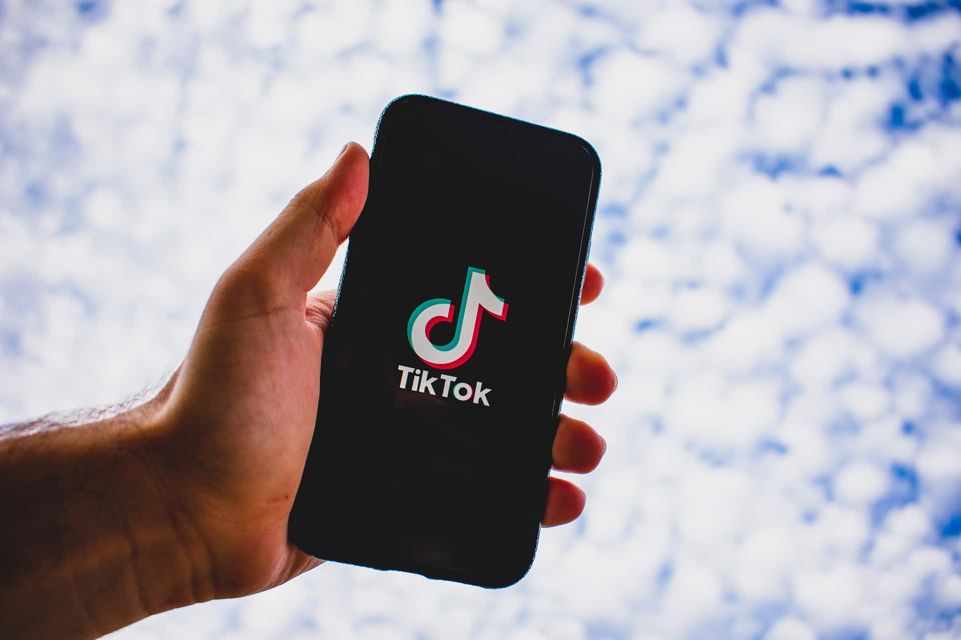 TikTok: A Nova Fábrica de Celebridades Adolescentes