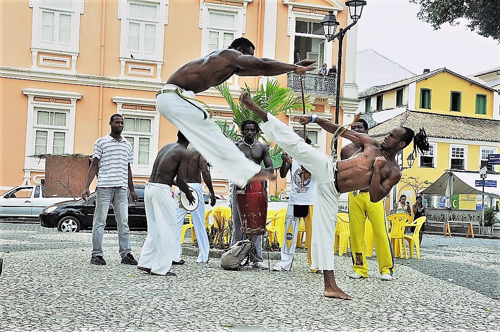 Popular Brazilian Portuguese through capoeira: from local to global