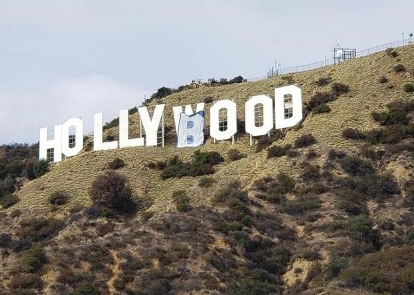Mudança do Letreiro de Hollywood para “Hollyboob” Resulta na Prisão de 6 Pessoas