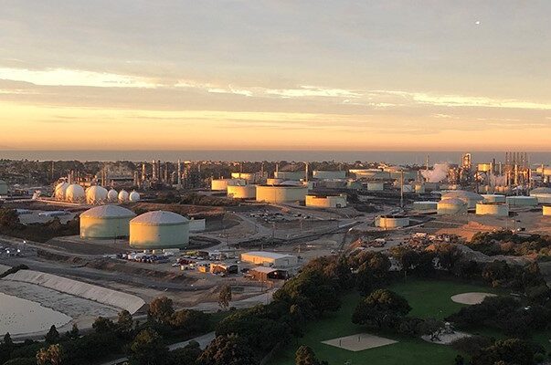 Conheça as Propriedades mais Valiosas de Los Angeles 3 A refinaria da companhia de petróleo americana Chevron em El Segundo.
