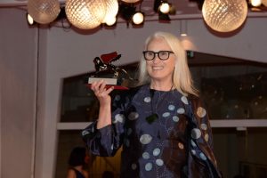 Melhor diretora VENEZIA 78 WINNERS Jane Campion Credits La Biennale di Venezia Foto ASAC ph Giorgio Zucchiatti 1 copy